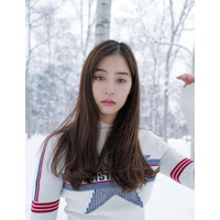 新木優子、DIORのウィンターファッション公開！「雪の女神」「透明感凄い」と反響 画像