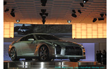 　東京モーターショー2005のプレス公開初日の19日、日産ブースにおいて同社代表取締役社長兼CEOのカルロス・ゴーン氏がブリーフィングを行ない、次期型GT-Rのコンセプトモデル「GT-R PROTO」を披露した。の画像