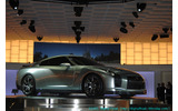 　東京モーターショー2005のプレス公開初日の19日、日産ブースにおいて同社代表取締役社長兼CEOのカルロス・ゴーン氏がブリーフィングを行ない、次期型GT-Rのコンセプトモデル「GT-R PROTO」を披露した。の画像