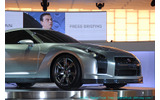 　東京モーターショー2005のプレス公開初日の19日、日産ブースにおいて同社代表取締役社長兼CEOのカルロス・ゴーン氏がブリーフィングを行ない、次期型GT-Rのコンセプトモデル「GT-R PROTO」を披露した。の画像