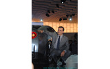 　東京モーターショー2005のプレス公開初日の19日、日産ブースにおいて同社代表取締役社長兼CEOのカルロス・ゴーン氏がブリーフィングを行ない、次期型GT-Rのコンセプトモデル「GT-R PROTO」を披露した。の画像