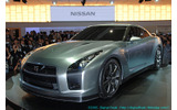 　東京モーターショー2005のプレス公開初日の19日、日産ブースにおいて同社代表取締役社長兼CEOのカルロス・ゴーン氏がブリーフィングを行ない、次期型GT-Rのコンセプトモデル「GT-R PROTO」を披露した。の画像