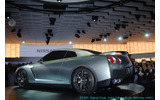 　東京モーターショー2005のプレス公開初日の19日、日産ブースにおいて同社代表取締役社長兼CEOのカルロス・ゴーン氏がブリーフィングを行ない、次期型GT-Rのコンセプトモデル「GT-R PROTO」を披露した。の画像
