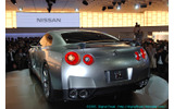 　東京モーターショー2005のプレス公開初日の19日、日産ブースにおいて同社代表取締役社長兼CEOのカルロス・ゴーン氏がブリーフィングを行ない、次期型GT-Rのコンセプトモデル「GT-R PROTO」を披露した。の画像