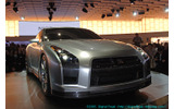 　東京モーターショー2005のプレス公開初日の19日、日産ブースにおいて同社代表取締役社長兼CEOのカルロス・ゴーン氏がブリーフィングを行ない、次期型GT-Rのコンセプトモデル「GT-R PROTO」を披露した。の画像