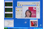 端末でVoIPアプリケーションを実行。画面左の3つのグラフは各ネットワークのデータ流量を示す。の画像