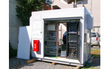 会場の外に設置されたWiMAX基地局のキュービクルの画像