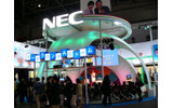 NECブース。中央のステージではビンゴゲームやマジックショーで盛り上がっているの画像