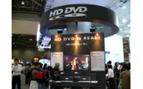 HD DVDプレーヤーのデモや試作機を展示するミニブース。新作映画「キングコング」のワンシーンもの画像