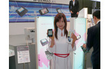 携帯電話にありがちなモックではなく、実際にWindows Mobileが動作しているデモ機を展示の画像