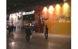 家庭向け製品とOFFICEの2色を強く打ち出したマイクロソフトブースの画像
