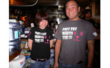 お店のスタッフも特製Tシャツを着用。このTシャツはその場で購入可能だの画像