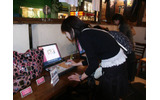 「Webメール de PostPet」を興味深そうに触る参加者の画像