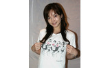 武蔵野美術大の阿由比(ほとり・ゆい)さん。アゴスト・ワークスのモモTシャツとともに。オールドファッションなチアガールにモモをあしらったデザインの画像