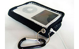 　ファブリックライフは、同社オンラインショップ「SUONO」において、iPod（第5世代）用ケース「tocca DUE for 30GB/60GB」を10月31日に発売した。価格はいずれも4,900円。の画像