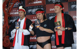 長州小力率いる西口プロレスのメンバーが宇宙戦争の赤いハチマキをして登場。左から、Dr・ダーレ、長州小力、ユンボ安藤の画像