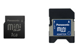 1GバイトのminiSDカード（左）、付属アダプター（右）の画像