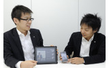 Actibookによる電子書籍が表示されたiPadとiPhoneを持つ小友氏(左)と北村氏(右)の画像