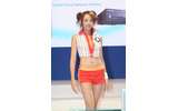 　コンパニオン写真集の第3弾は、東芝ブースからだ。メインステージでは、へそ出しルックのユニホームでショーを披露していた。の画像