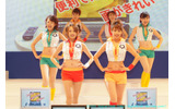 　コンパニオン写真集の第3弾は、東芝ブースからだ。メインステージでは、へそ出しルックのユニホームでショーを披露していた。の画像