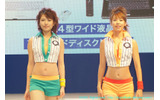 　コンパニオン写真集の第3弾は、東芝ブースからだ。メインステージでは、へそ出しルックのユニホームでショーを披露していた。の画像
