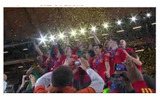 W杯を掲げ、歓喜のスペインチームの画像