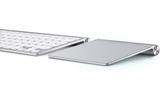 マルチタッチアイテムの新製品「Magic Trackpad」（右）の画像