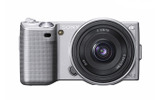 ミラーレス一眼の活性化に一役買ったソニーの「α NEX-5」。「APS-C」サイズのセンサー採用や価格設定の低さなども人気の高さの一因だという。の画像