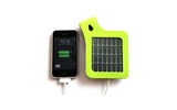 「Solar Strap for iPhone」の充電イメージ（iPhoneは別売）の画像