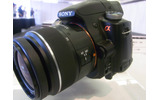 会場に展示された「α55」の画像