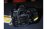 D200の背面。2.5型液晶を装備の画像