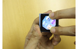 iPod nanoを2本指で回転させているところの画像