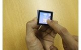 iPod nanoの画面を指でスライドさせているところの画像