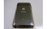 iPod touchの背面。容量は8GB/32GB/64GBの3モデルの画像