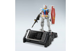 「945SH G Ver.GP30th」と充電台にセットされたガンプラの画像