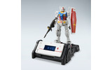 「945SH G Ver.GP30th」と充電台にセットされたガンプラの画像