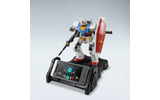 「945SH G Ver.GP30th」と充電台にセットされたガンプラの画像