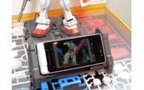 ガンプラケータイを充電スタンドにセットすると、全14シーン、トータル4分半にわたる名場面ムービーが再生されるの画像