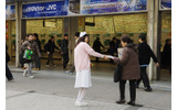 　JR秋葉原駅前の電気街口にナース姿のメガネ娘たちが出現し、DTIのTEPCOひかり入会キャンペーンをPR中。実施期間は2月6日から12日まで。の画像