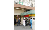 　JR秋葉原駅前の電気街口にナース姿のメガネ娘たちが出現し、DTIのTEPCOひかり入会キャンペーンをPR中。実施期間は2月6日から12日まで。の画像