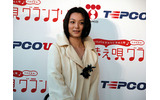 奥華子さんの歌声に聞き入る本上まなみさんの画像