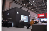 アップルブースは黒い直方体で、Apertureのステージを展開。その両側ではハンズオンで実際に解説付きでさわれるようになっていたの画像