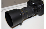 トキナーの80-400mmはテレ端でF5.6ではあるがこのように非常にコンパクト。レンズフードの根本にあるダイヤルはPLフィルタを回すためのものだの画像