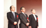 左より吉本興業 吉野伊佐男社長、ファンダンゴ 橋爪健康社長、桑原敏武 渋谷区長の画像