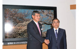 発表会に登場したNHKの永井研二氏(左)とシャープの水嶋繁光氏(右)の画像
