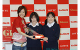 上戸彩が、母子連れの来店者10組にロッテのガーナチョコレートとカーネーションをプレゼントの画像