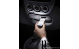 　三菱自動車は、『i』（アイ）に、携帯音楽プレーヤー 『iPod nano』を専用スロットに差し込むだけですっきりと装着できるAV一体型HDDナビゲーションを採用した、特別仕様車「i Play Edition」を17日から発売開始した。の画像