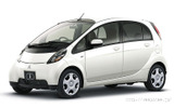 　三菱自動車は、『i』（アイ）に、携帯音楽プレーヤー 『iPod nano』を専用スロットに差し込むだけですっきりと装着できるAV一体型HDDナビゲーションを採用した、特別仕様車「i Play Edition」を17日から発売開始した。の画像