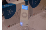 　モバイルキャストは、iPodとイヤホンをワイヤレス化する製品「iPod Bluetooth Transmitter」を発表した。Dockコネクタを搭載する3世代目〜5世代目のiPod、iPod nano、iPod miniに対応する。の画像