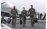 人工知能を搭載した戦闘機とパイロット3人のエア・バトルを描いた映画「ステルス」の画像